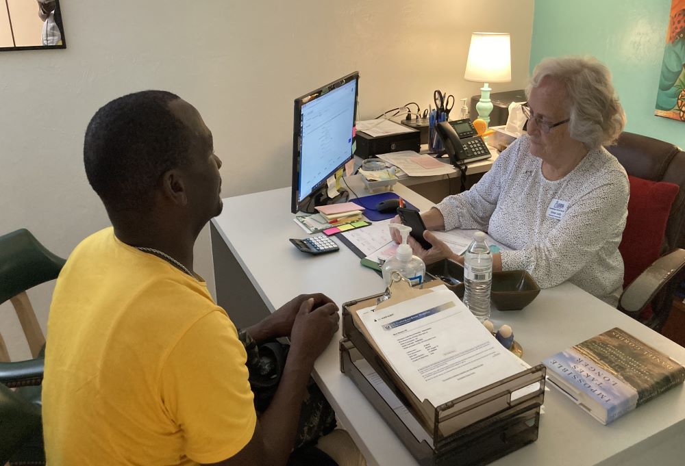 La Hna. Judy Dohner ayuda a los trabajadores inmigrantes y a los inmigrantes en general, a través del centro Guadalupe Social Services y Catholic Charities. Muchos se enfrentan a difíciles obstáculos con las estrictas leyes de inmigración de Florida, EE. UU., que les impiden trabajar. (Foto: cortesía Judy Dohner)